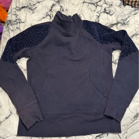 Lululemon funnel neck sweatshirt. Dark blue, size 6. Front pocket & thumb holes - Picture 3 of 6